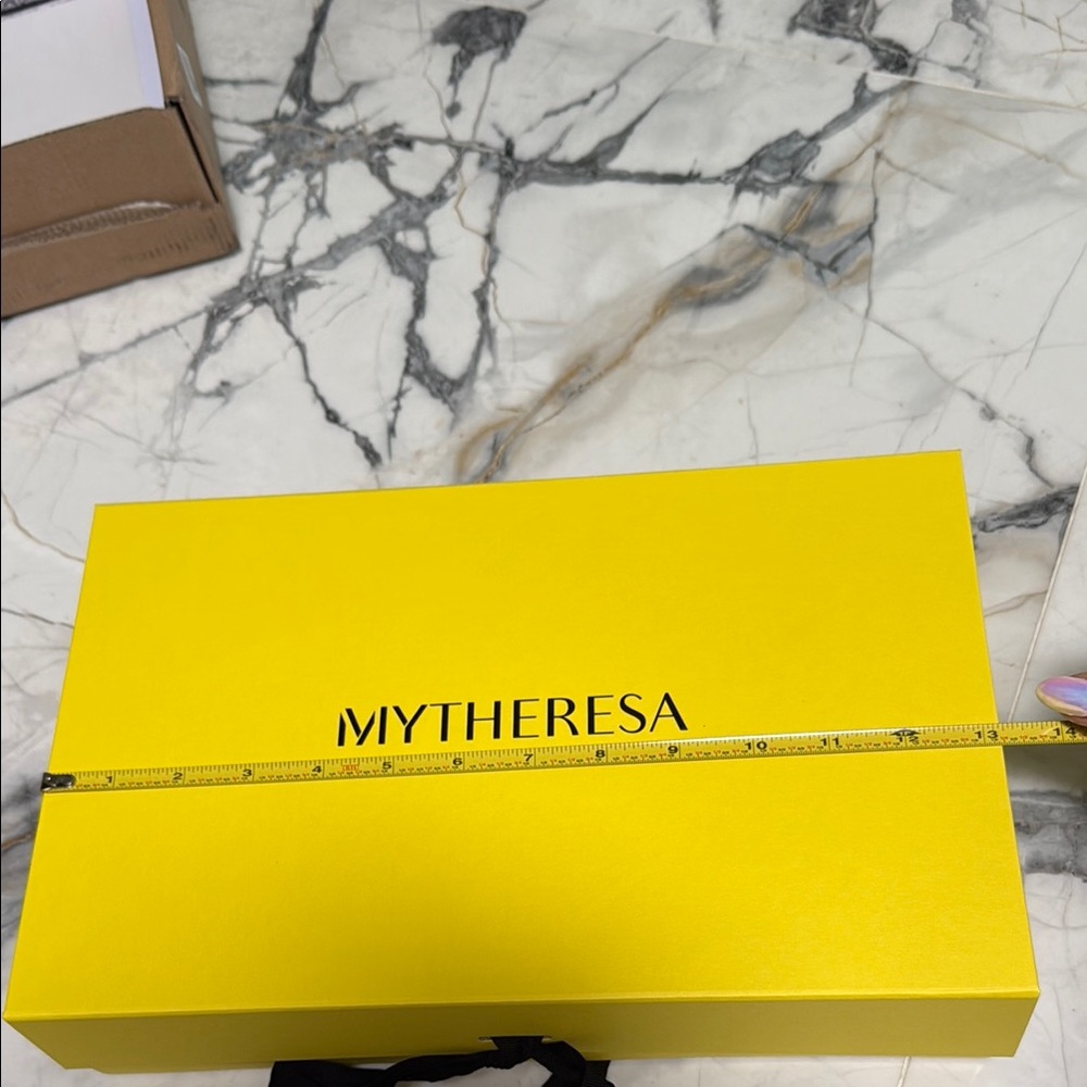 MYTHERESA Yellow Gift Box - Picture 10 of 12